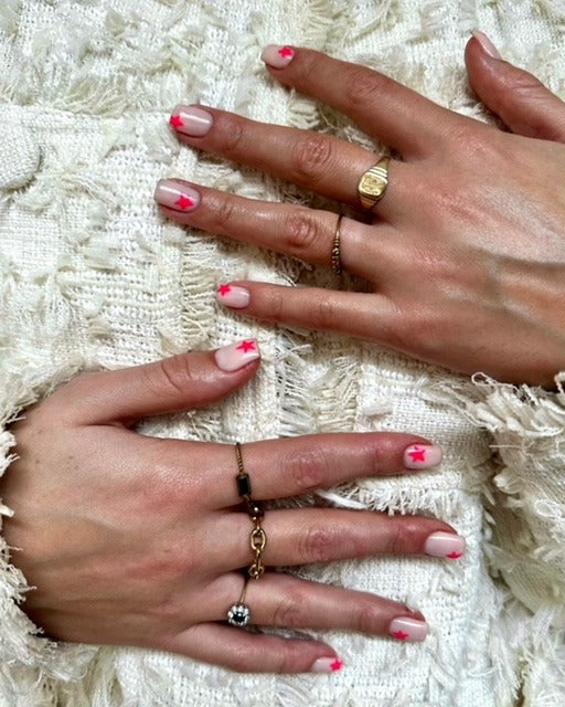 Foto van verlengde roze nagels met sterretjes